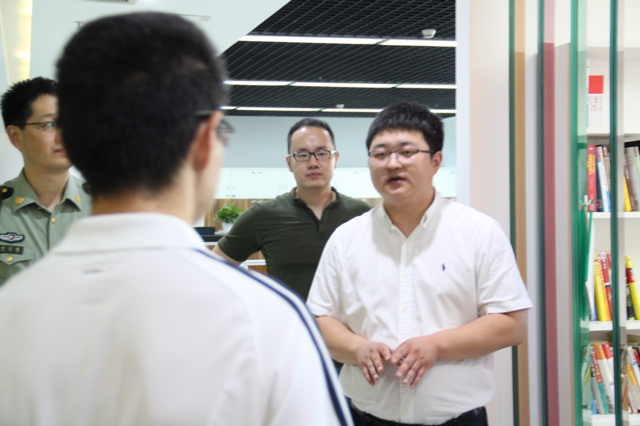 國防科大等單位專家教授一行赴小牛數(shù)據(jù)參觀交流