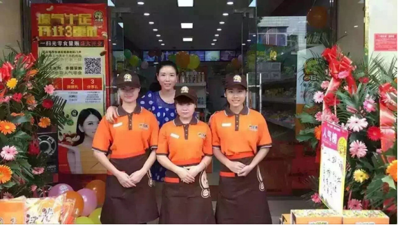 一掃光10大品牌：普通職員，轉(zhuǎn)行零食店加盟，收獲更多！