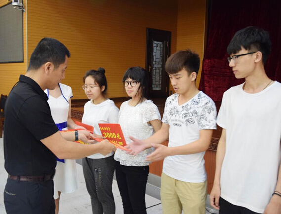 綏化市人大代表劉曉明·響應政府號召率集團所屬兩大企業(yè)助力脫貧