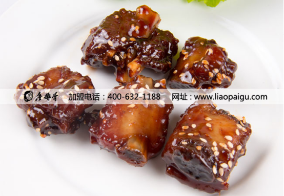 　　選擇廖排骨熟食鹵菜加盟 為自己創(chuàng)造更多的財富