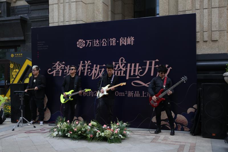奧體萬(wàn)達(dá)為女孩圓夢(mèng)，“家”中團(tuán)聚共同慶生