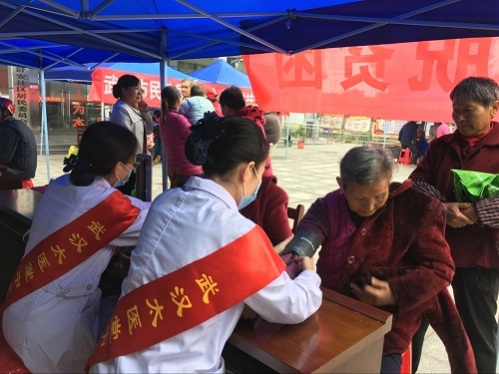 國(guó)家扶貧日武漢太醫(yī)堂醫(yī)院組織大型義診活動(dòng)