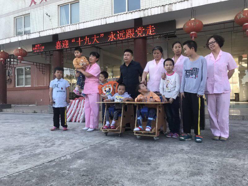 棒棒哥何海召國慶送溫暖