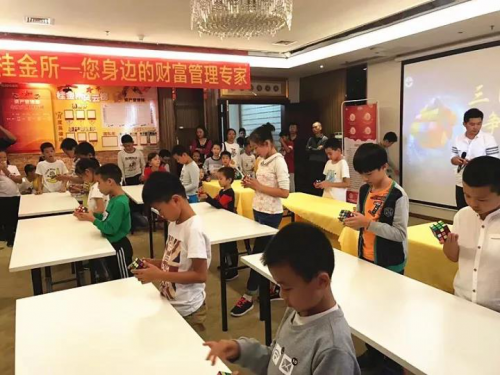 “指尖上的魔力”“桂金所杯”第四屆魔方競(jìng)速賽圓滿落幕！