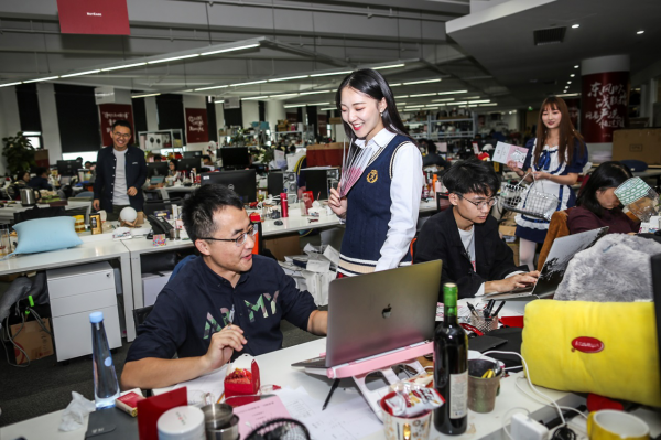 驚呆！絕美小姐姐給程序猿送福利，4大箱套套被掏空！
