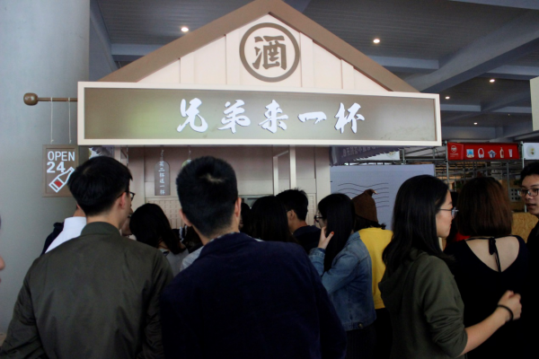 驚呆！絕美小姐姐給程序猿送福利，4大箱套套被掏空！