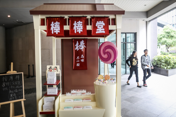驚呆！絕美小姐姐給程序猿送福利，4大箱套套被掏空！