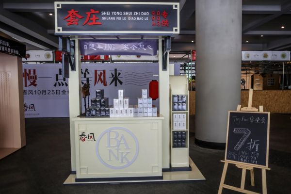 驚呆！絕美小姐姐給程序猿送福利，4大箱套套被掏空！
