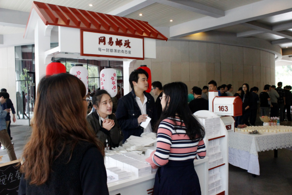 驚呆！絕美小姐姐給程序猿送福利，4大箱套套被掏空！