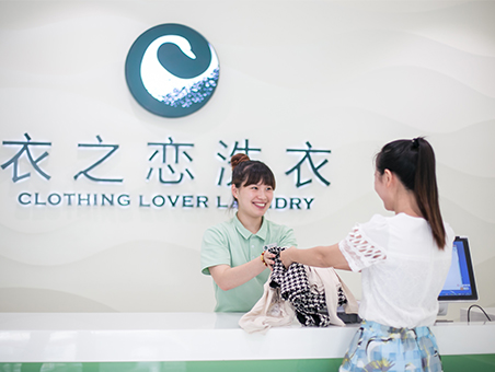 在校區(qū)開(kāi)一家衣之戀干洗加盟店，為什么說(shuō)占據(jù)天時(shí)，地利，人和？