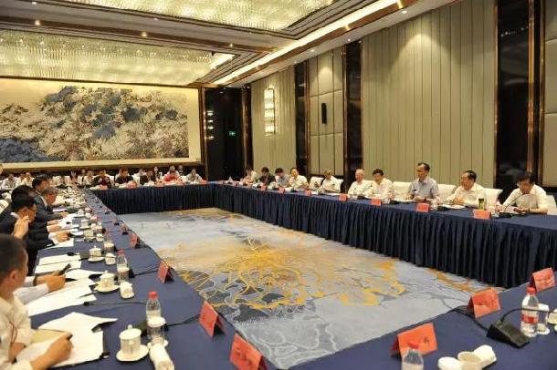 中國(guó)民營(yíng)企業(yè)500強(qiáng)齊聚濟(jì)南 大家長(zhǎng)袁亞非都說(shuō)了些啥